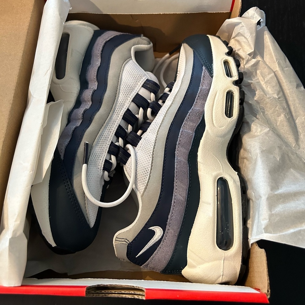 NIB New Nike Youth 5.5